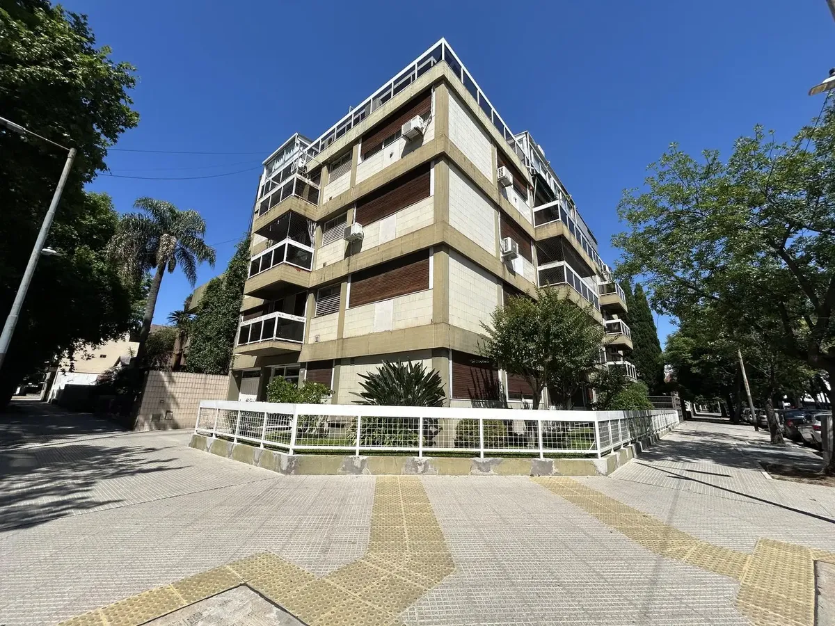Apartamento de três ambientes com vaga de garagem em Villa Devoto