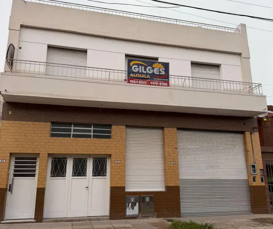 Three-room apartment in Ramos Mejía with balcony, patio and private terrace