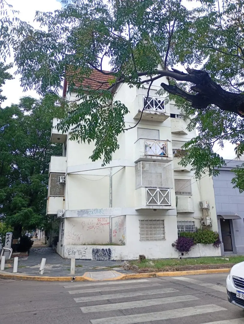 Departamento duplex de 2 ambientes con 1 dormitorio en Santos Lugares