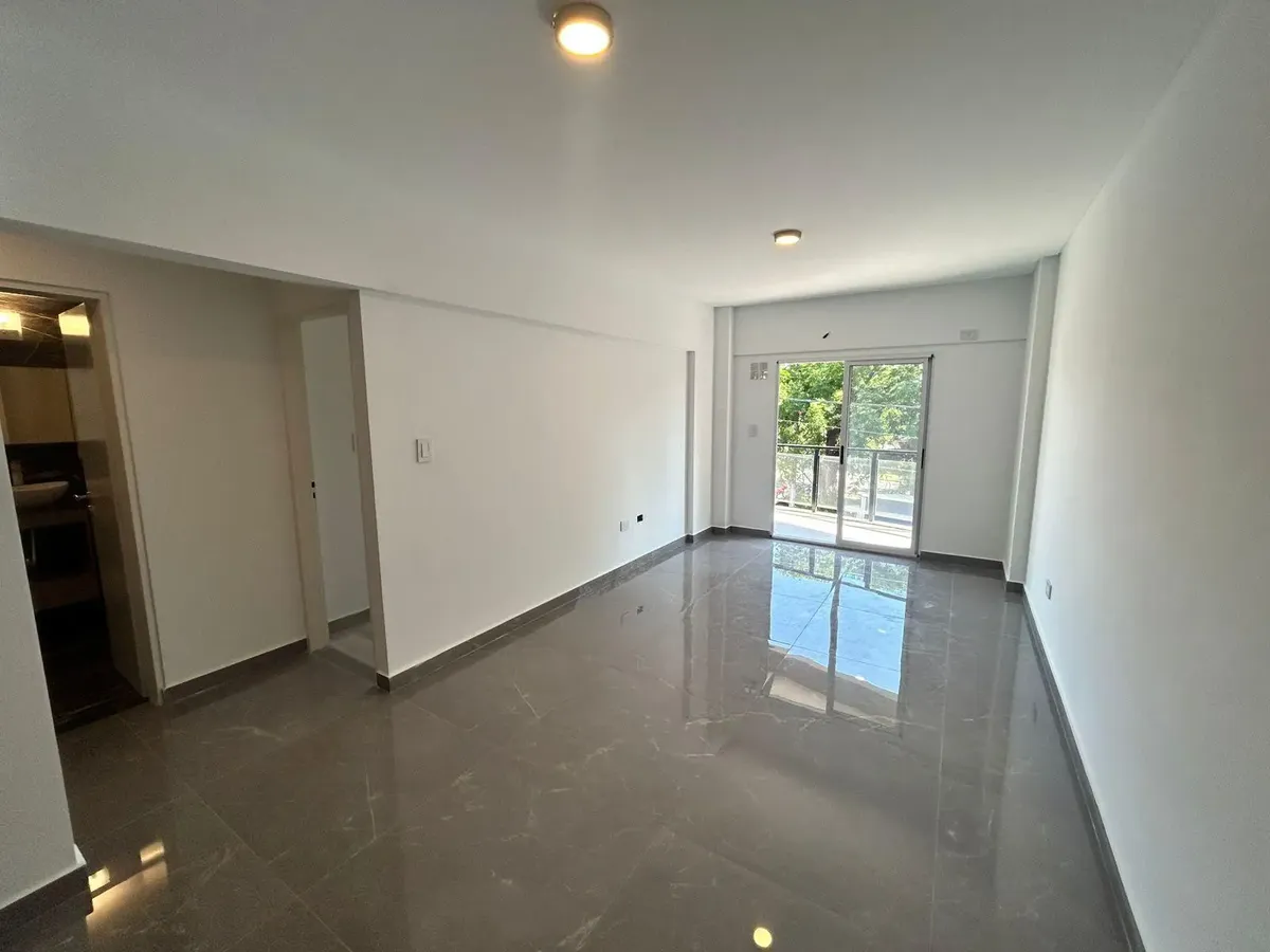 Departamento de 2 ambientes con balcón aterrazado en Santos Lugares