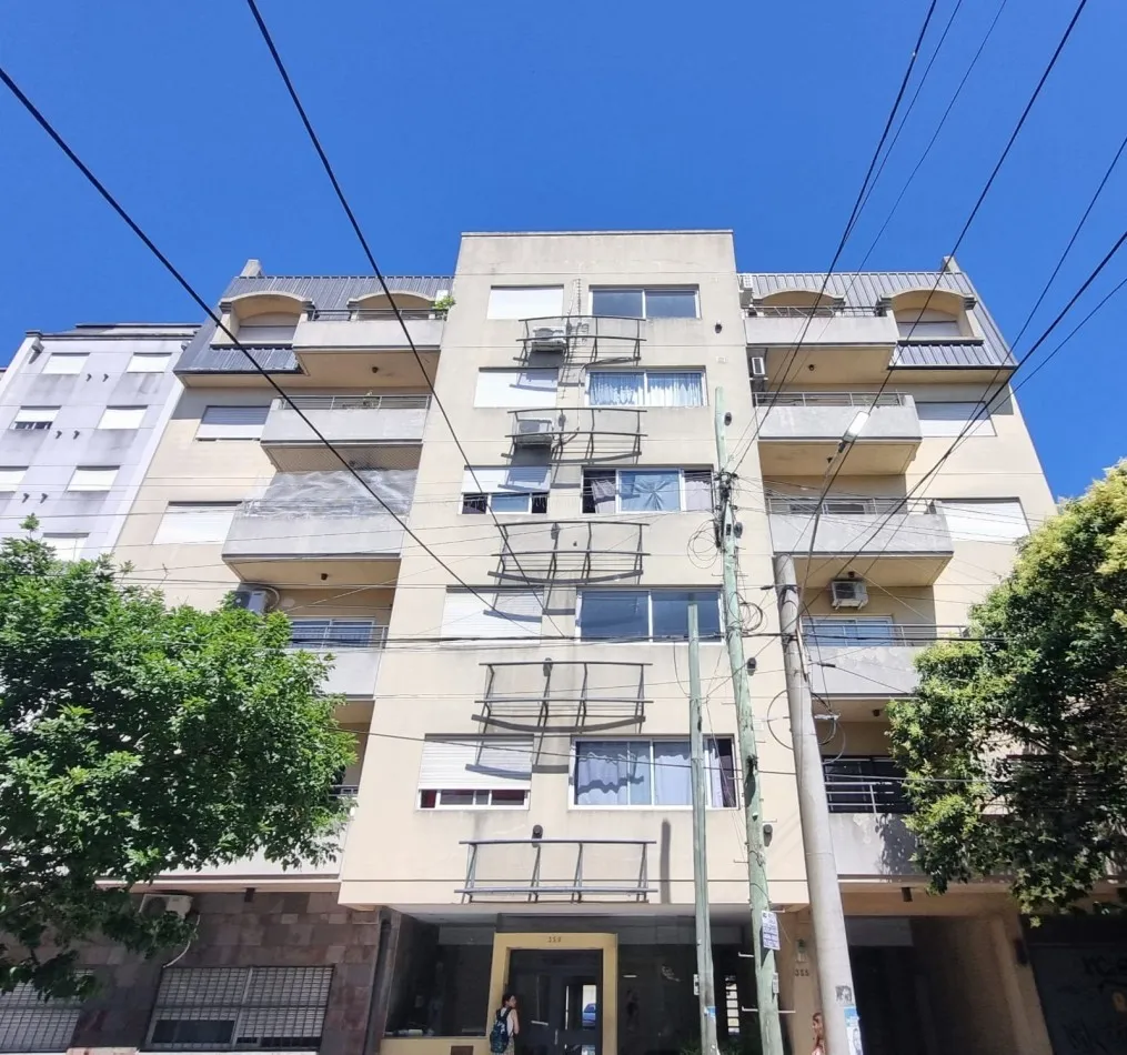 Departamento de 2 ambientes con cochera descubierta en Morón Sur
