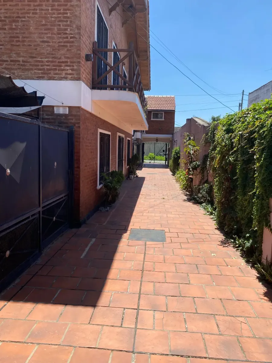 Dúplex de 3 ambientes con cochera en Banfield Este (Lomas de Zamora)