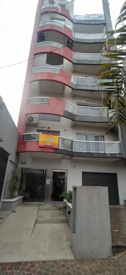 Apartamento em dúplex de 2 ambientes com varanda e escritório em Lanús Oeste