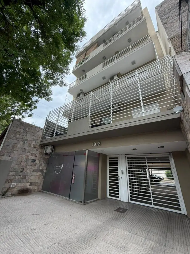 Трёхкомнатная квартира с двумя спальнями, с парковочным местом в Mataderos