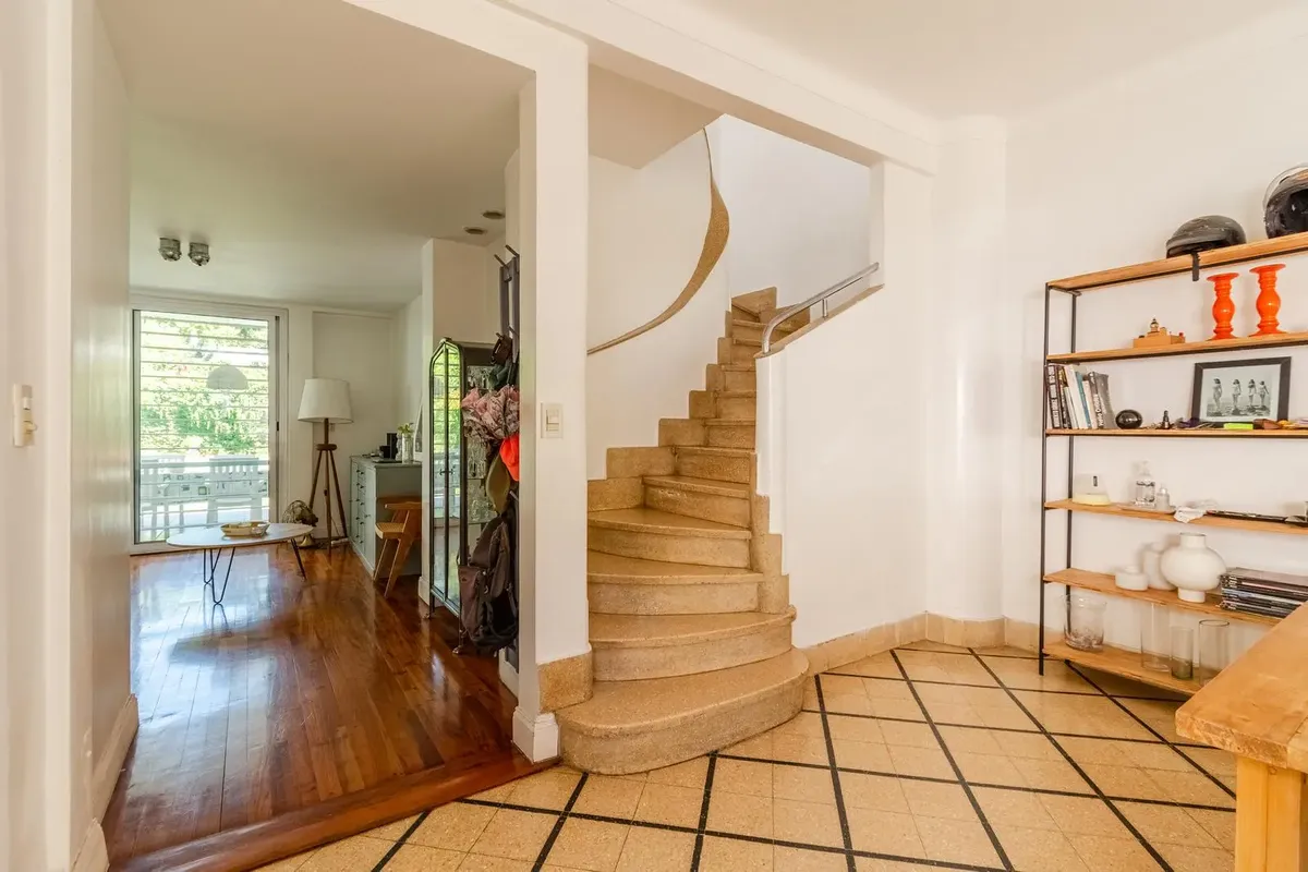 Sensacional Casa Racionalista En Alquiler Hecha A Nuevo Con Jardín Y Piscina En Vicente López