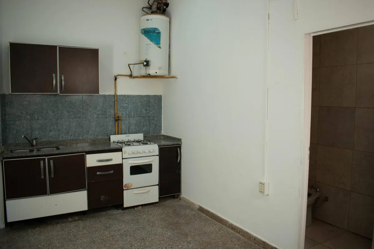 Apartamento de dois ambientes com varanda e pátio em Tres de Febrero