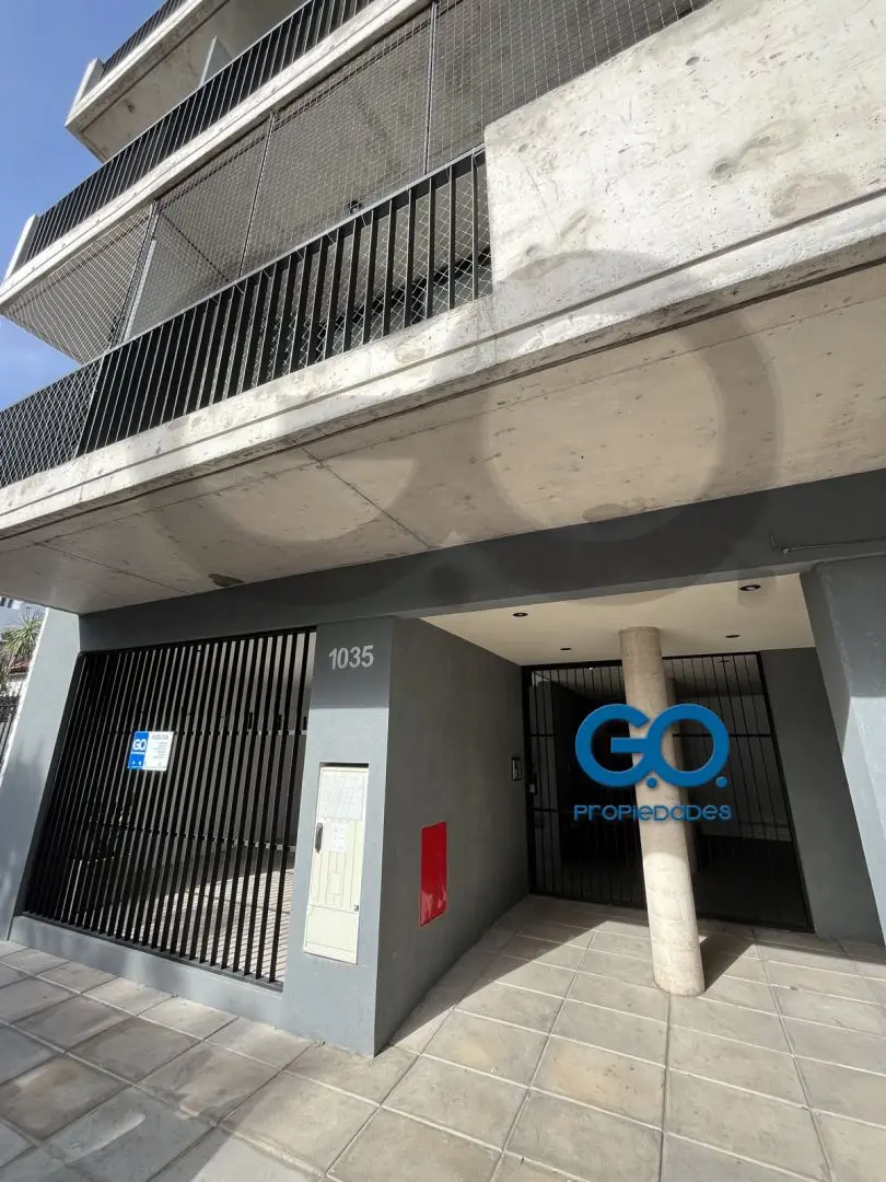 Dúplex de 2 ambientes en planta baja al frente en Flores