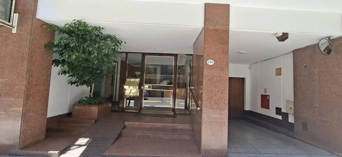 Semipiso de 3 ambientes con balcón y cochera fija en Retiro
