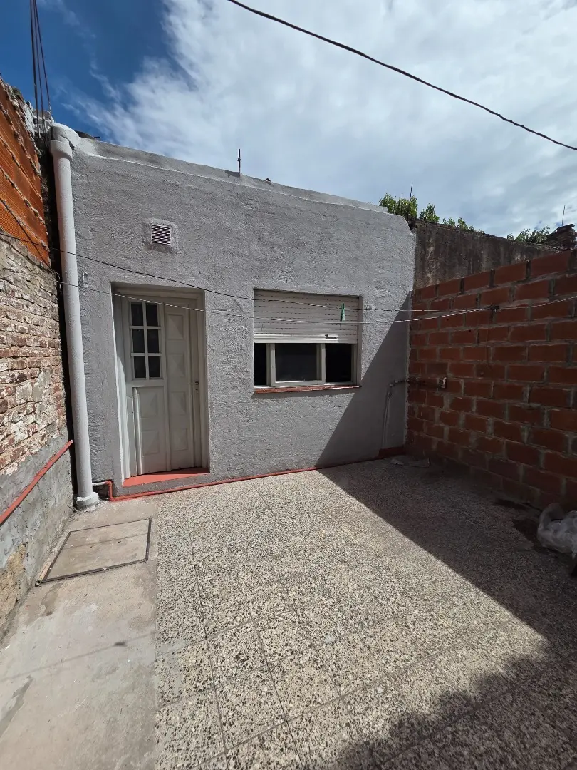 Two-room apartment with patio in Lomas de Zamora