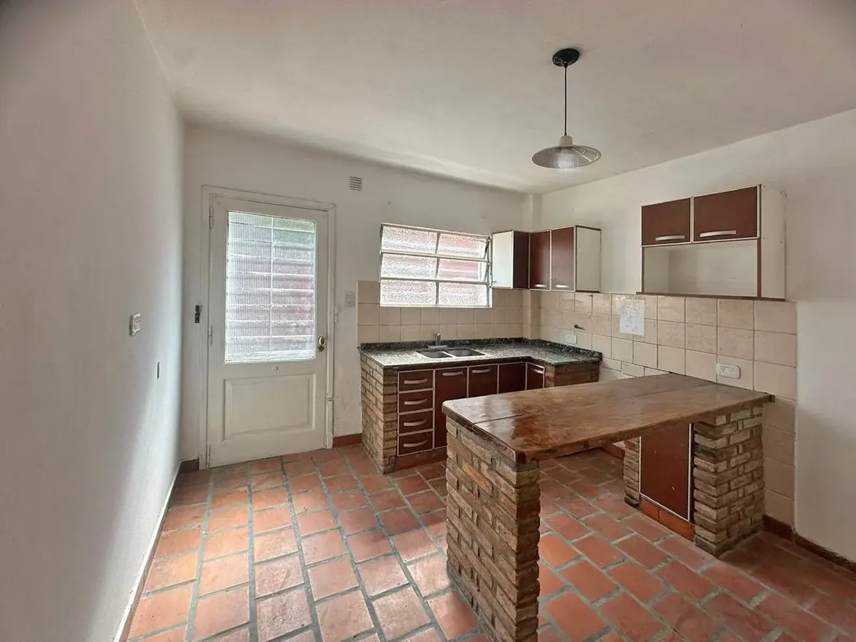 Apartamento de 3 ambientes com pátio e vaga de garagem em Merlo