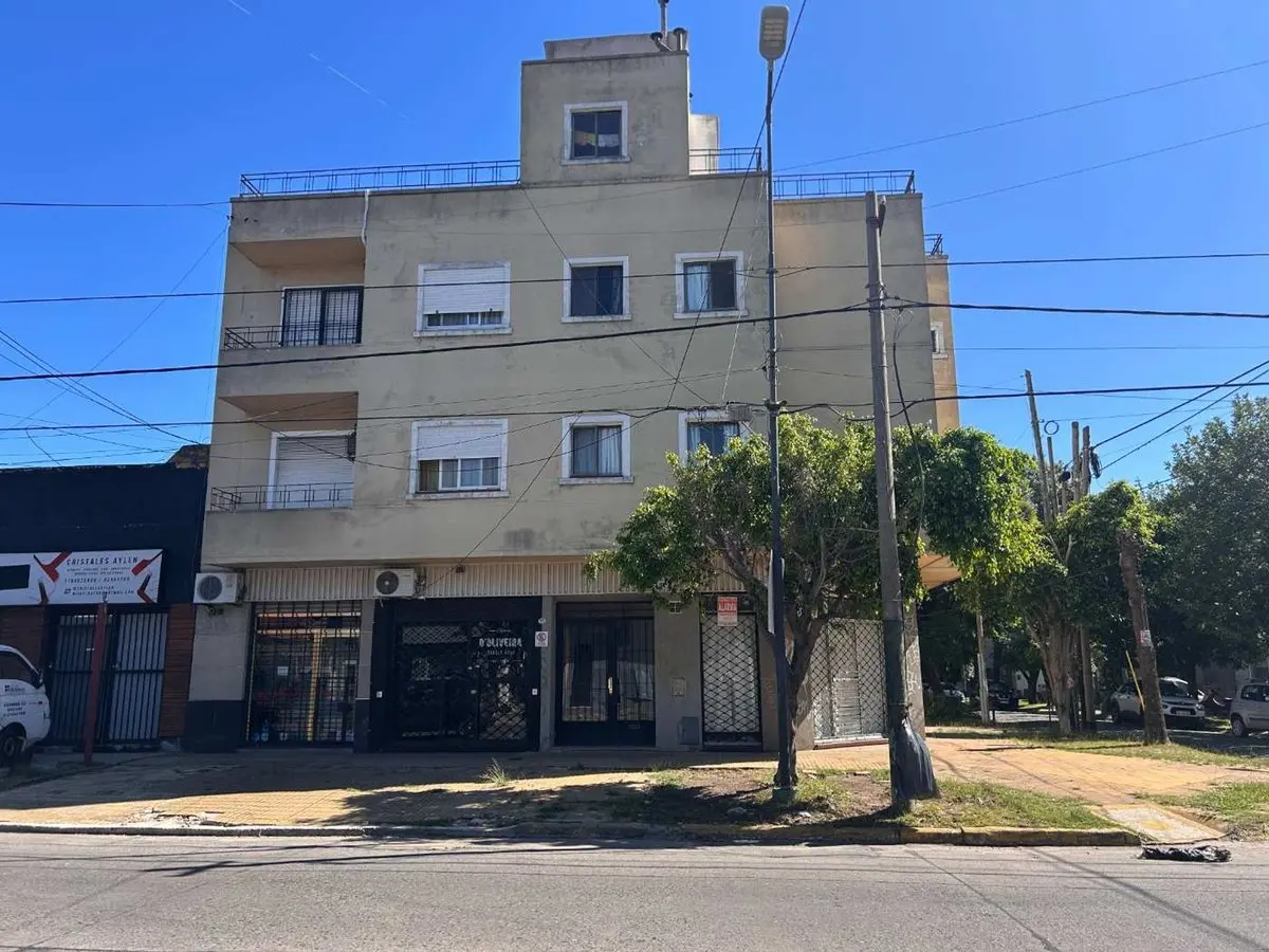 Departamento de 3 ambientes con patio en Lomas de Zamora