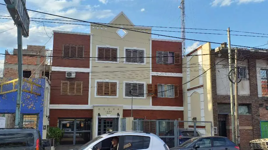 Departamento de 3 ambientes contra frente en Morón con cochera y balcón