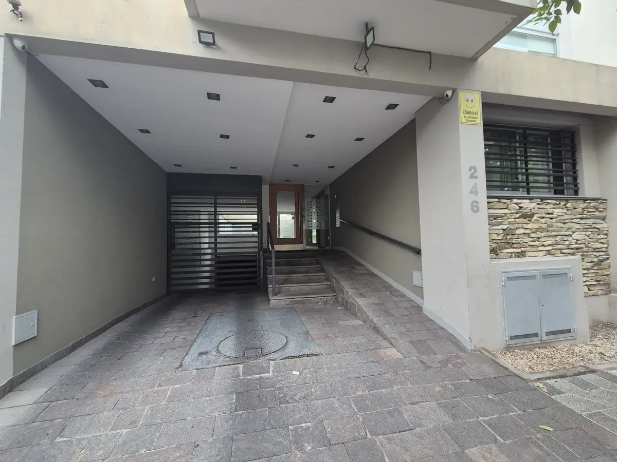 Two-bedroom front-facing apartment with covered parking in Banfield Oeste