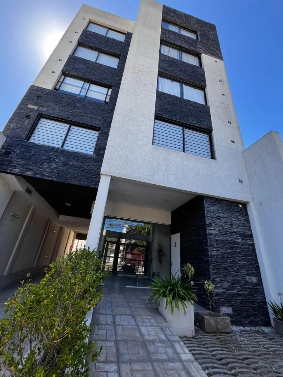 Kitnet de frente no 2º andar em Lanús Oeste