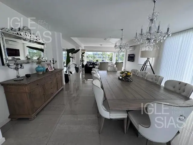 Four-bedroom apartment house on the river with dock in Tigre