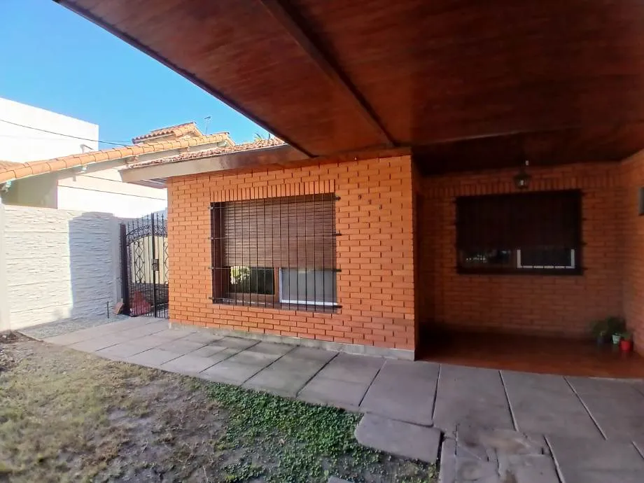 Casa (chalet) para locação com 2 dormitórios em Ituzaingó Norte
