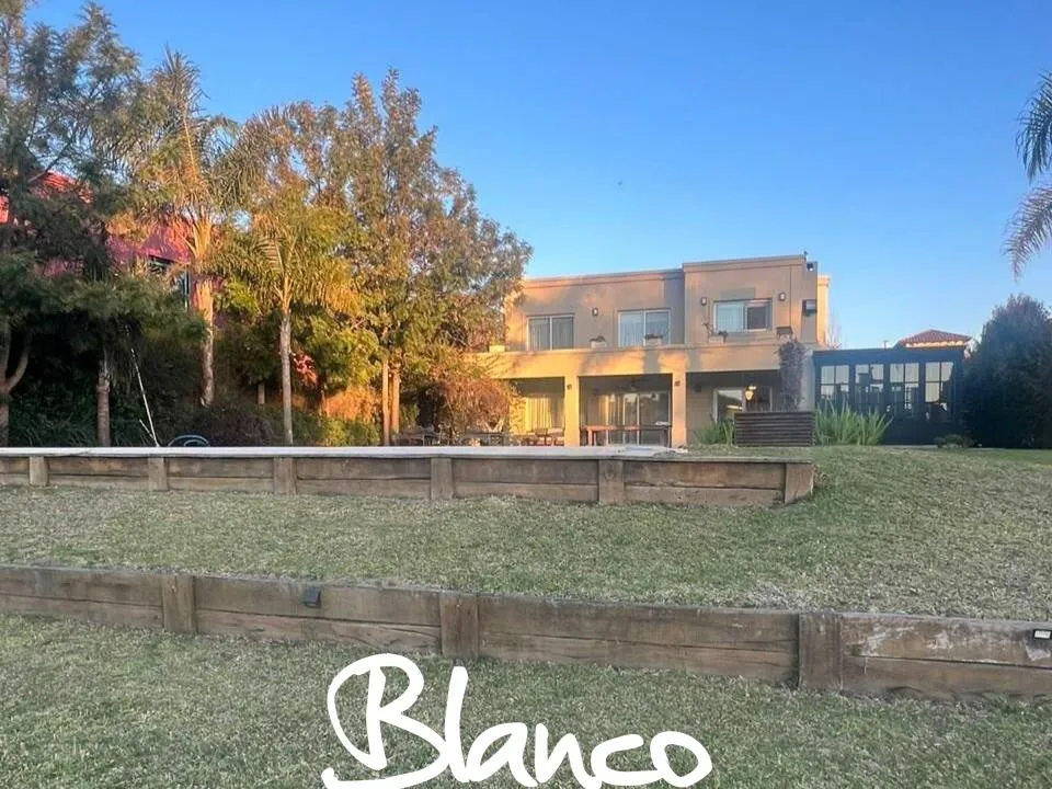 Four-bedroom apartment house in Santa Catalina, Tigre