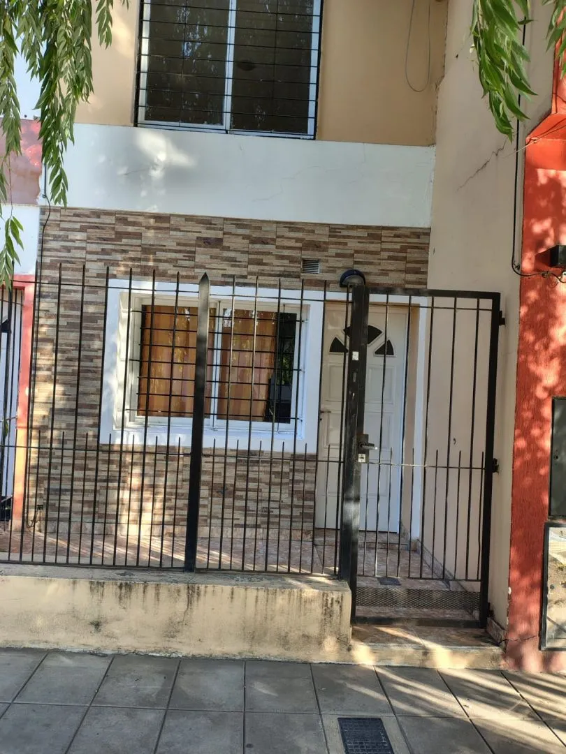 Duplex de três ambientes com 2 dormitórios em Ituzaingó para alugar