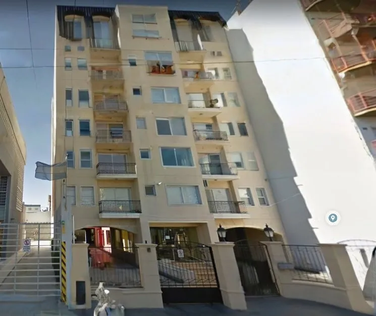 Apartamento de dois ambientes com cozinha separada e vaga de garagem em Morón