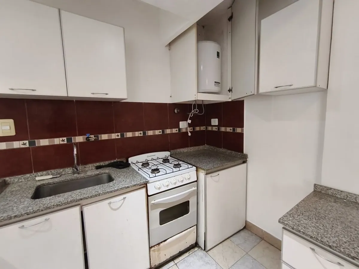 Квартира-студия в Ciudadela Centro, окна во внутренний двор квартала