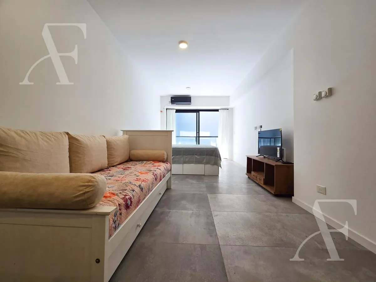 Квартира-студия в San Nicolás с мебелью, 2-й этаж