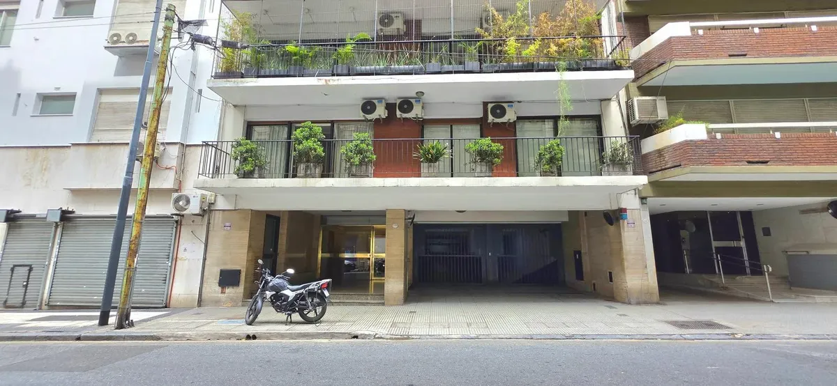 Apartamento de quatro dormitórios em Retiro com varanda e dependência