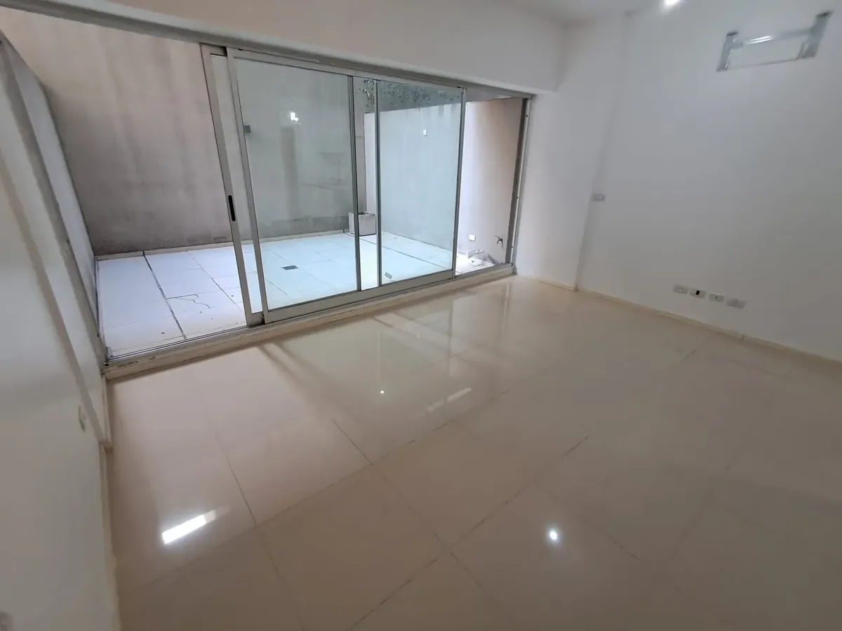 Kitnet térrea com pátio, piscina e ZUM em Palermo