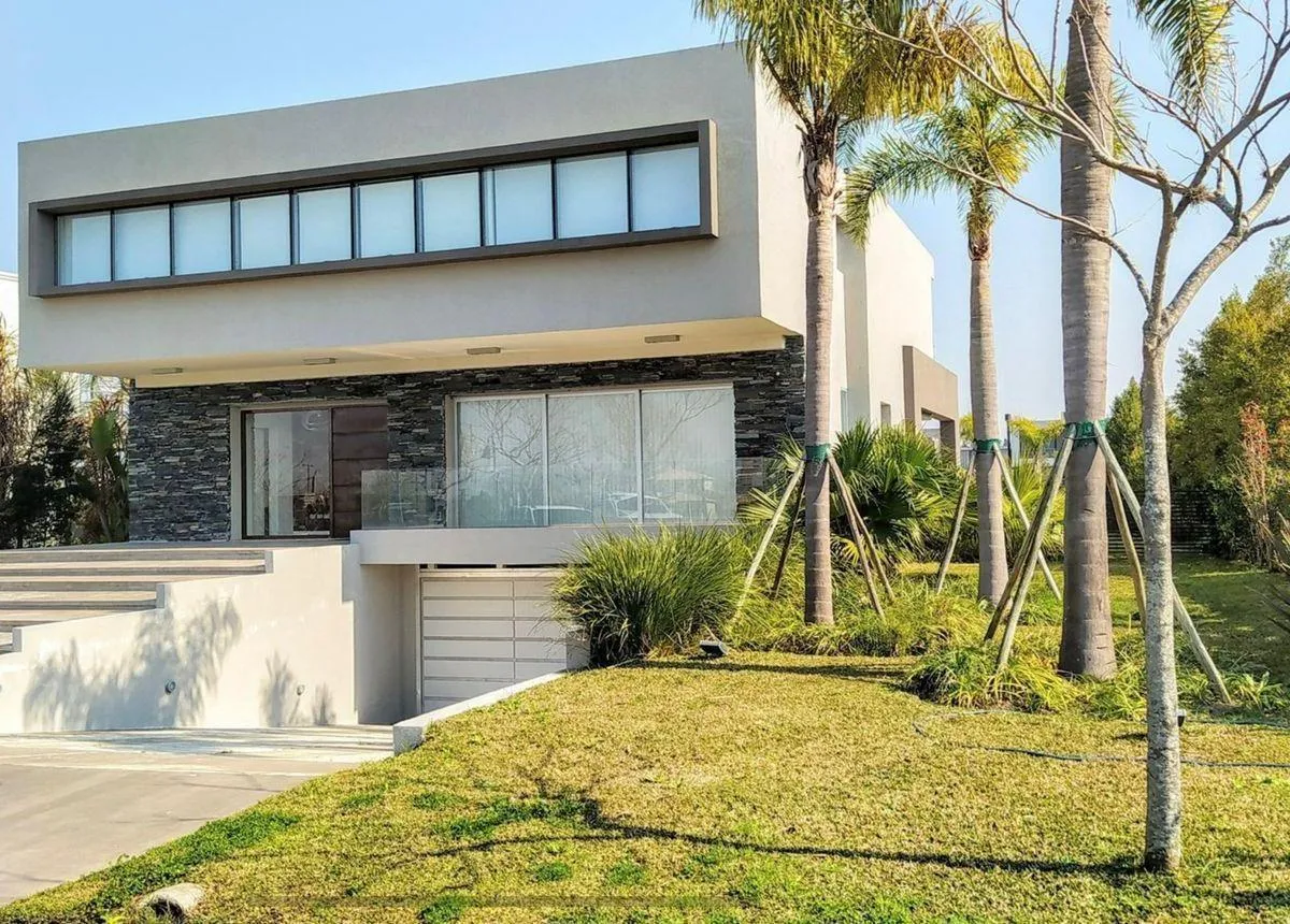 4-bedroom furnished house with river access in Tigre