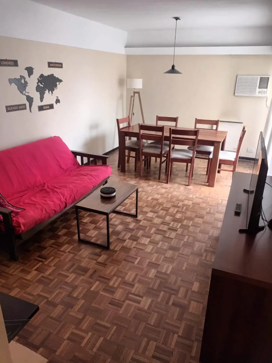 Apartamento mobiliado de três ambientes com 2 quartos e varanda em Balvanera