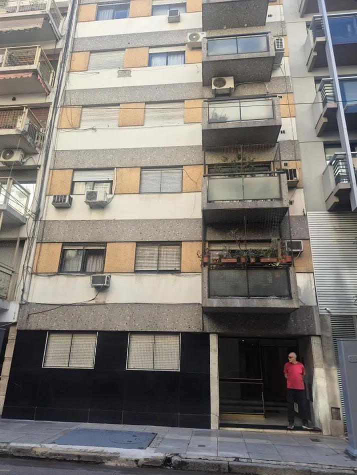 Two-bedroom front-facing apartment with balcony in Recoleta