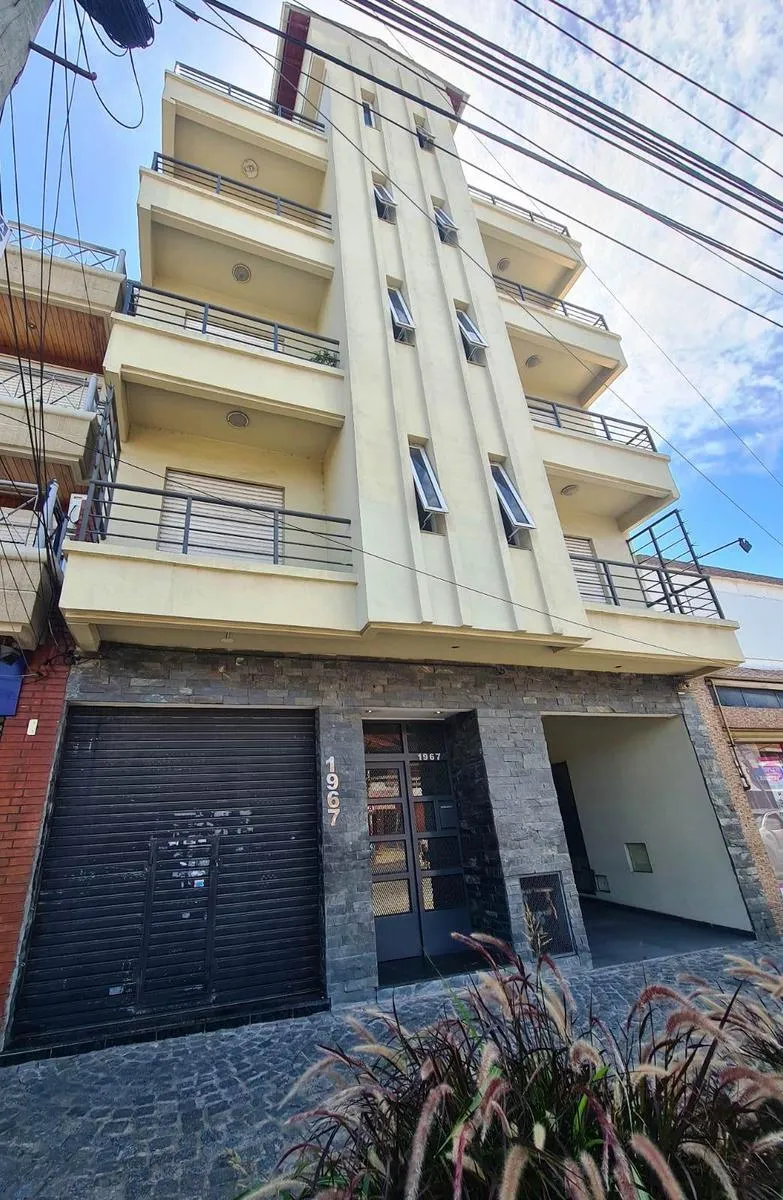 Apartamento de dois e meio ambientes em Lanús Oeste