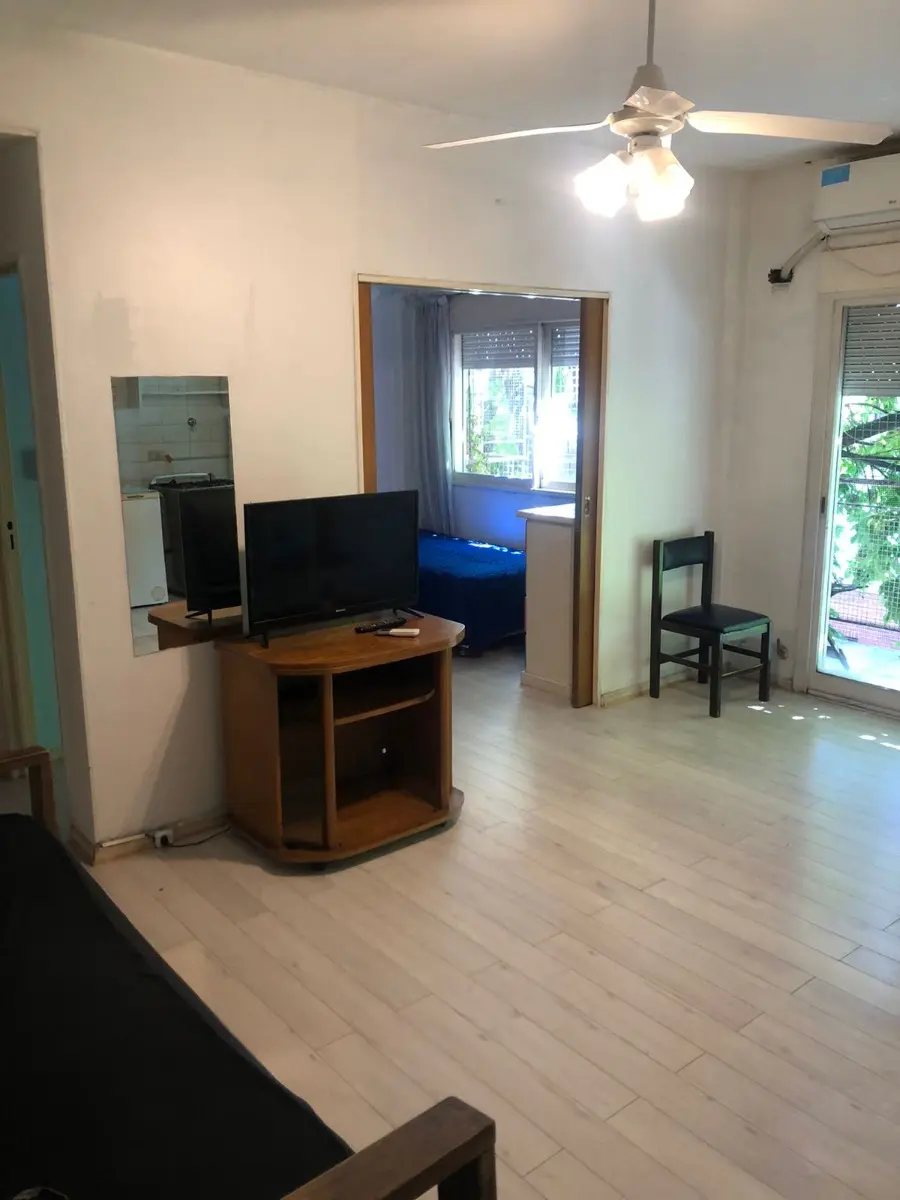 Departamento de 2 ambientes con balcón a la calle en San Cristóbal