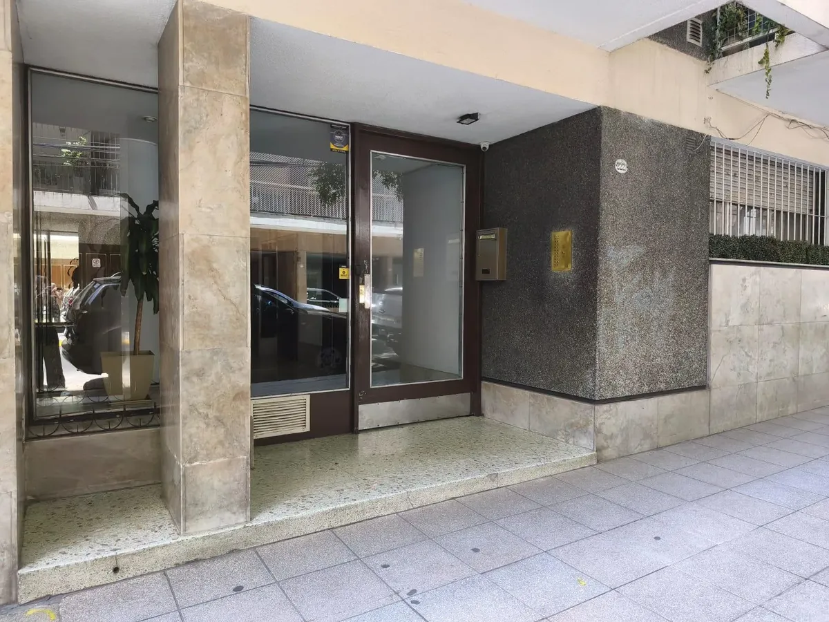 Apartamento de 3 ambientes no térreo com pátio em Recoleta