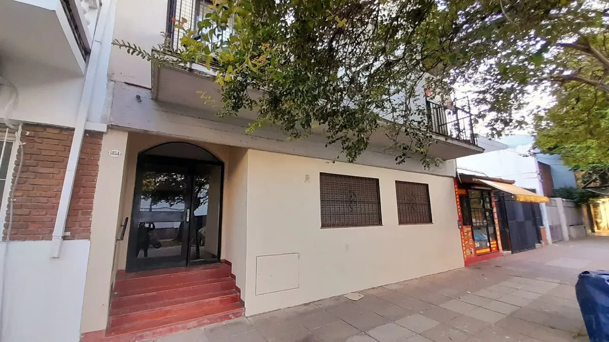 Apartamento de dois ambientes térreo com pátio privativo em Vicente López