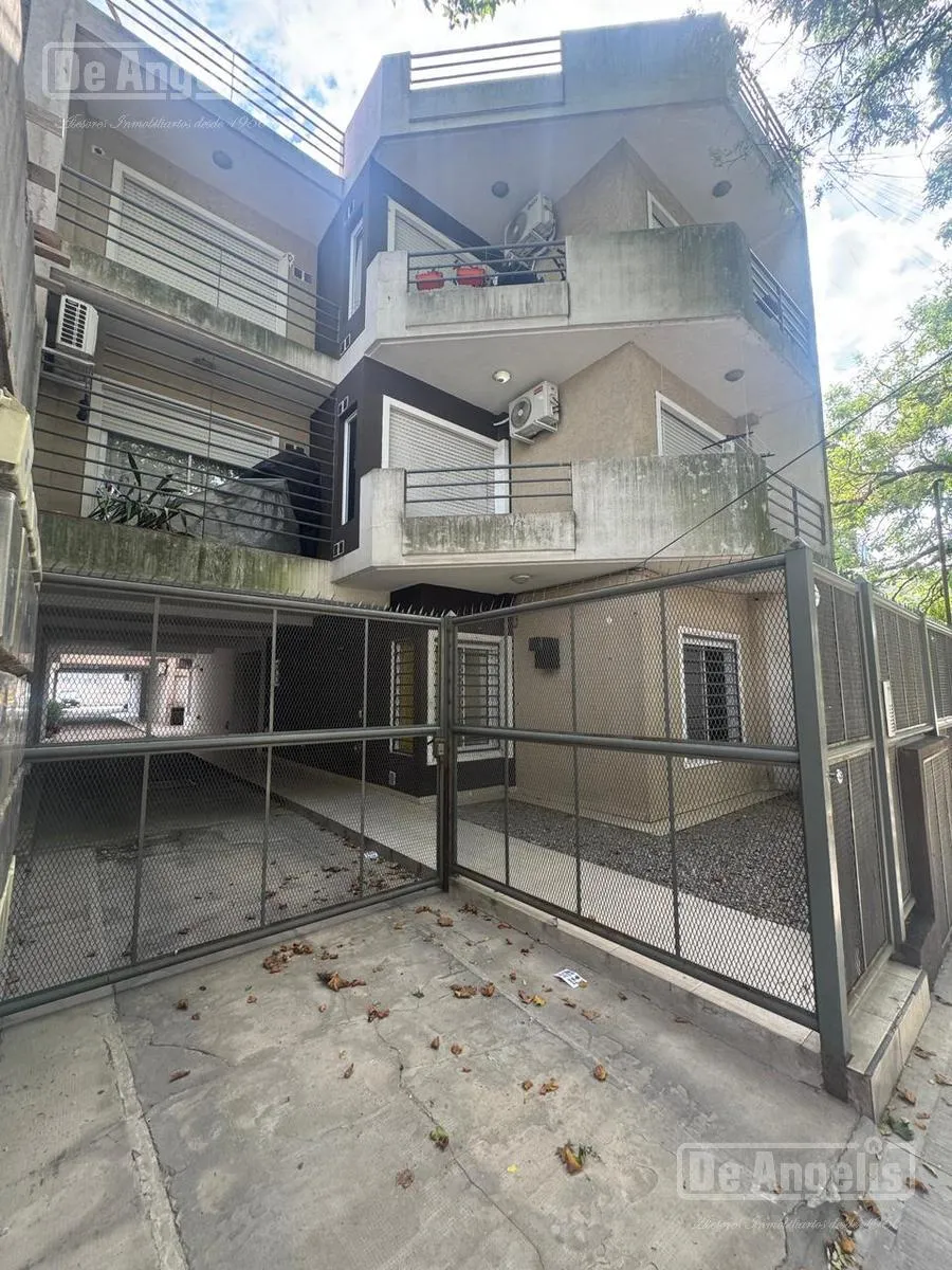 Apartamento de 2 ambientes com 1 dormitório e varanda-terrço em Morón