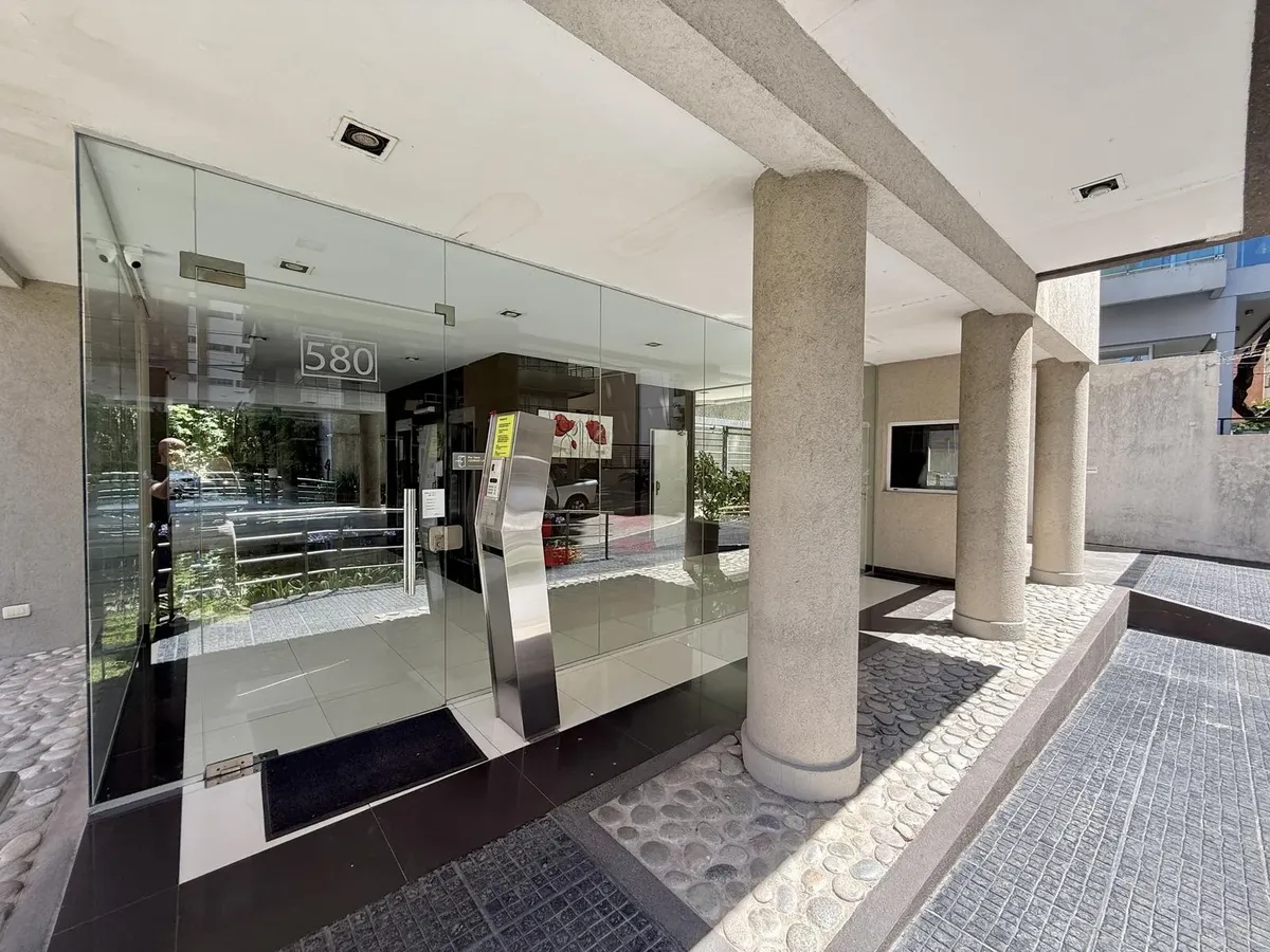 Apartamento de três ambientes com vaga de garagem e depósito em Olivos