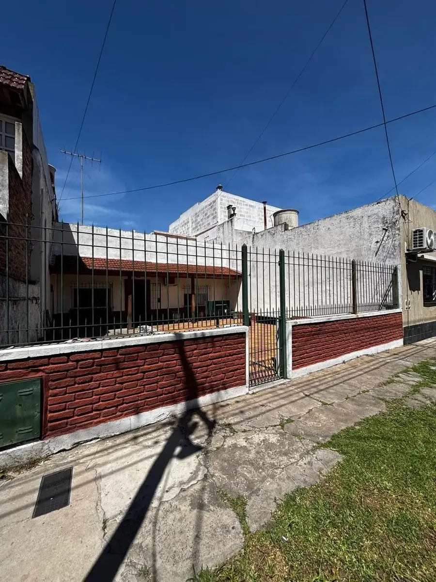 Casa para alugar em Valentín Alsina com 4 dormitórios em Lanús