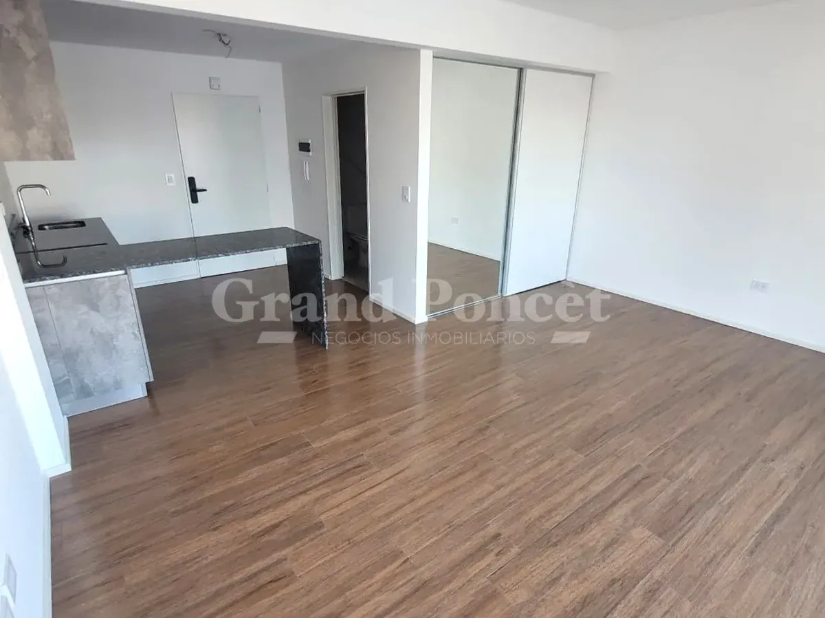 Monoambiente con patio en Balvanera