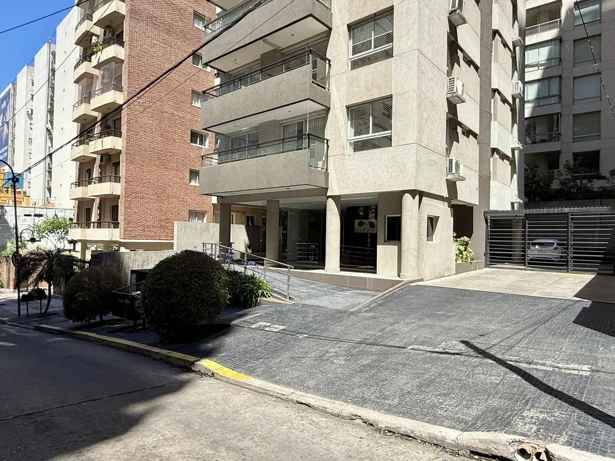Apartamento de três ambientes em Olivos com vaga de garagem fixa e depósito