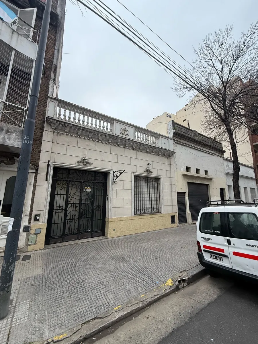 Three-bedroom apartment with double lot potential in Flores