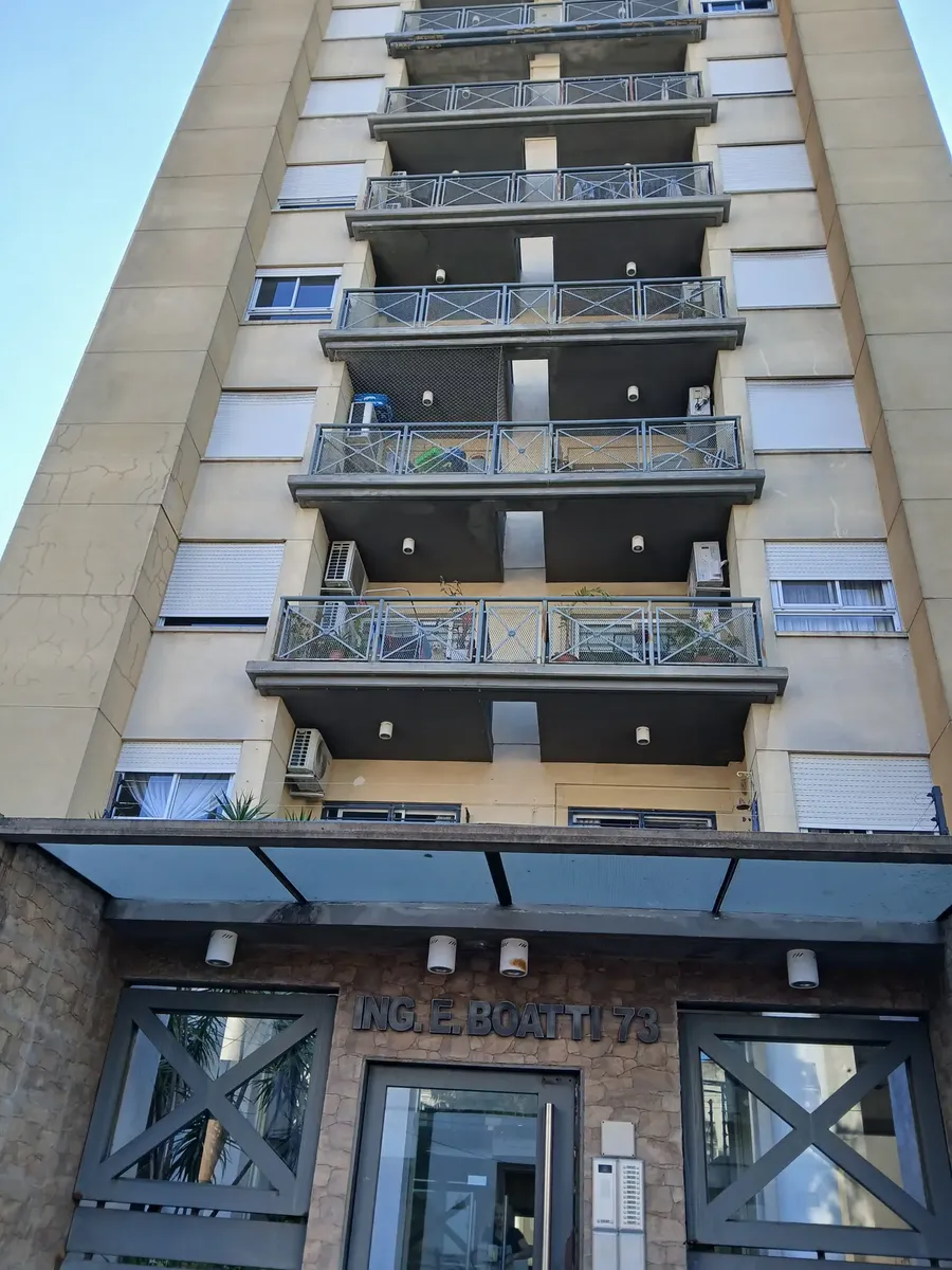 Departamento de 2 ambientes con balcón y cochera descubierta en Morón Sur