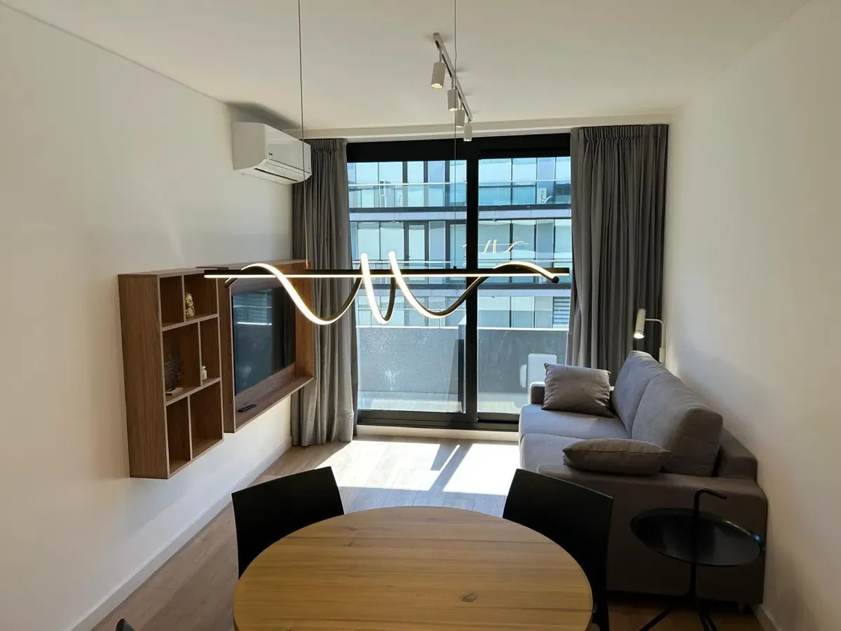 Apartamento de dois ambientes mobiliado com varanda e vaga em Puerto Madero