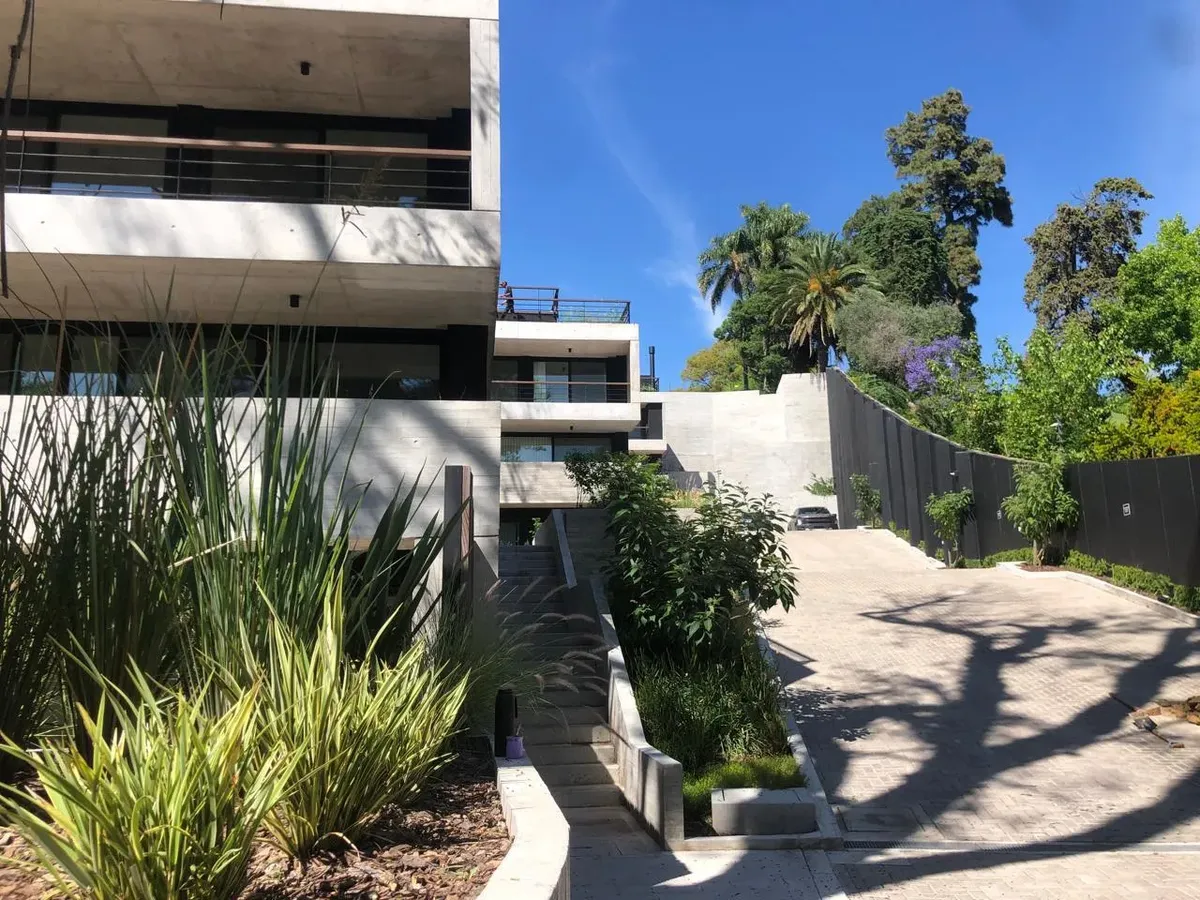 Furnished three-bedroom apartment in Victoria closed complex