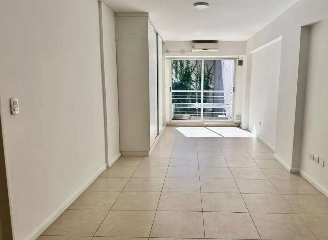 Kitnet divisível com varanda e pátio em Chacarita