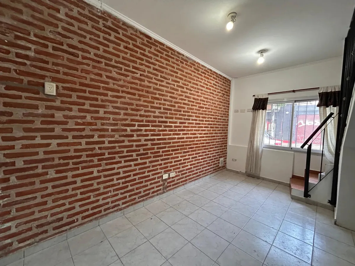 Alquiler Luis Guillón Departamento 2 Ambientes Tipo Dúplex. A Metros De Av. Bv. Bs. As.!