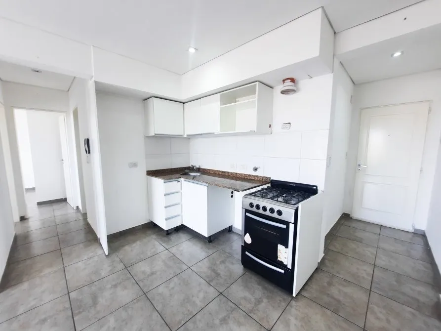 Apartamento de 2 dormitórios com varanda em Lanús Este