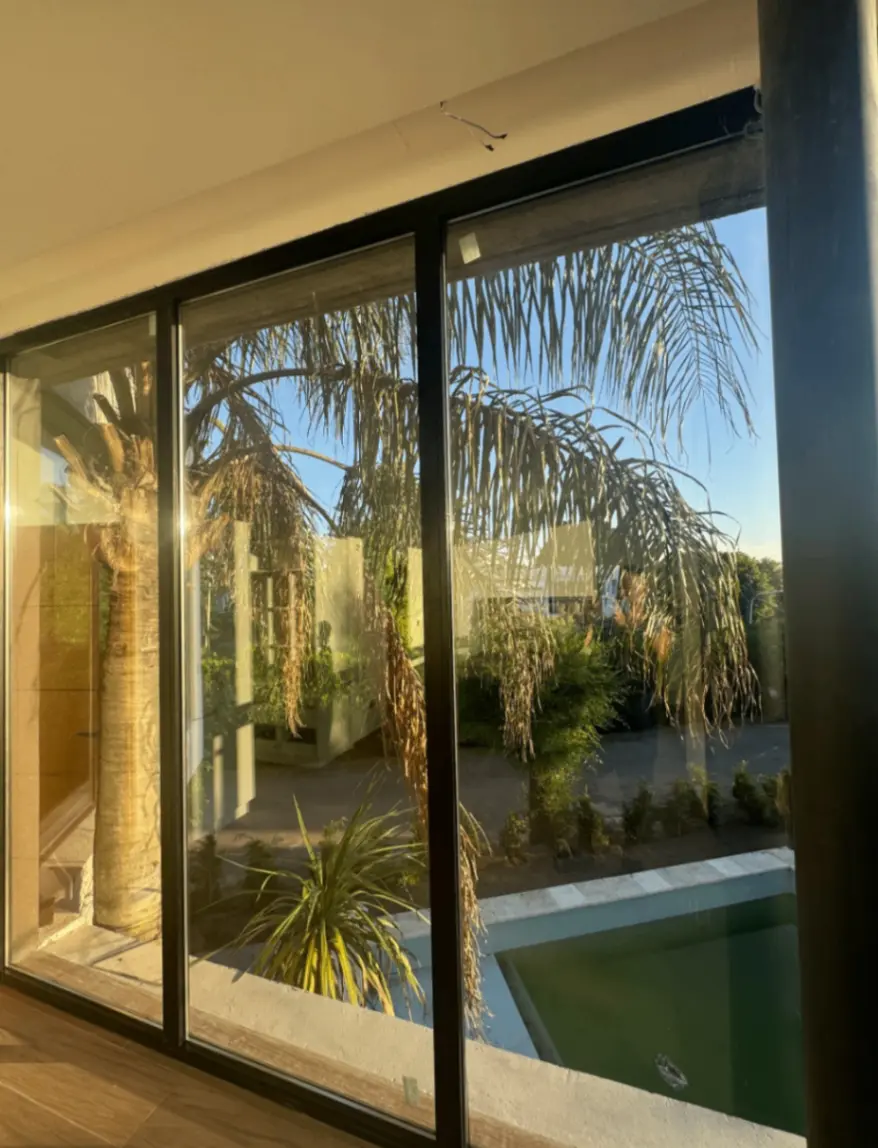 Casa nova de três dormitórios em El Sosiego, com piscina e vaga de garagem em Esteban Echeverría