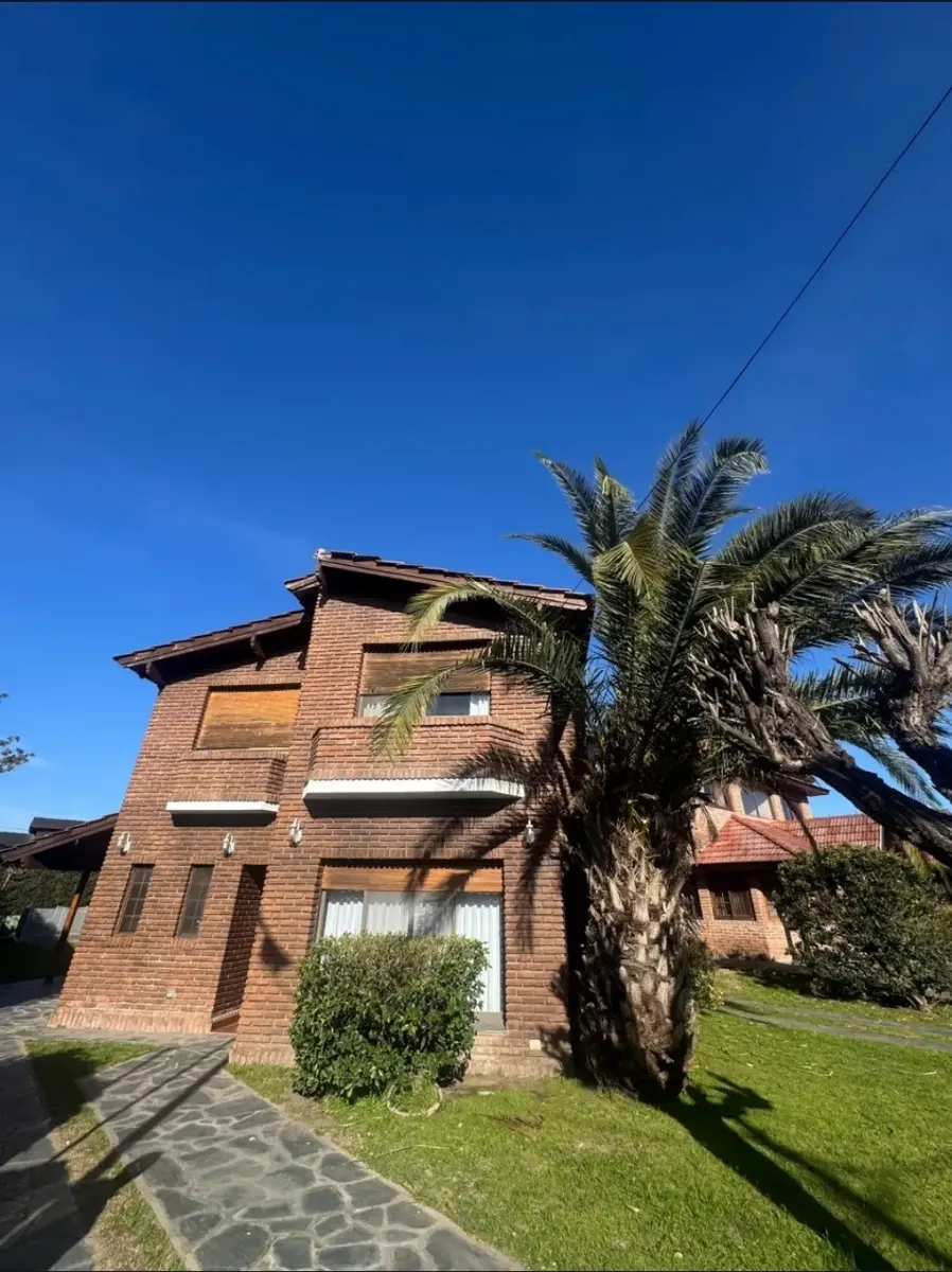Four-room house for rent in Esteban Echeverría with pool