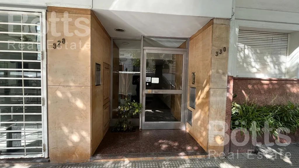 Apartamento de três ambientes com 2 quartos e varanda contínua em Flores