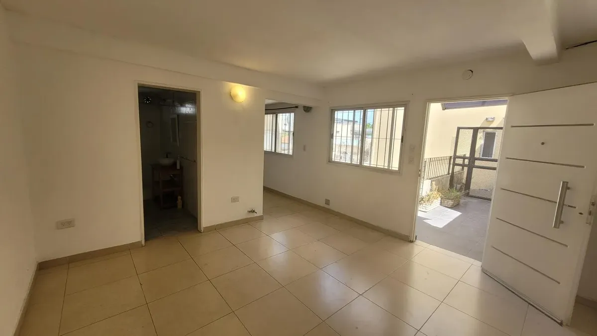 Departamento de 2 ambientes en Castelar (PH)